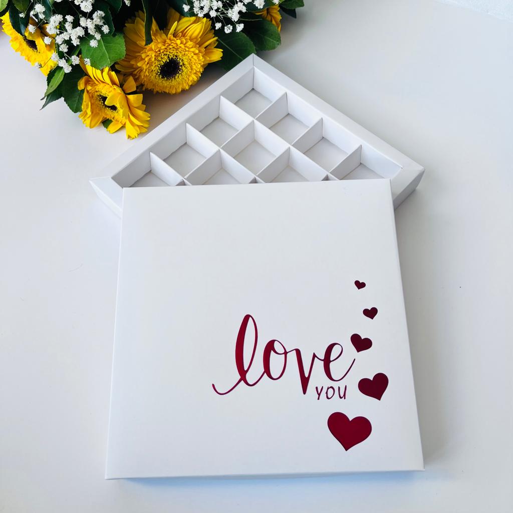 16 Bölmeli Bonbon Çikolata Kutusu Kırmızı Yaldız Love — galeri görseli